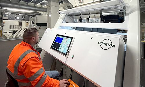 Technicien devant une machine destinée à analyser la production de céréales